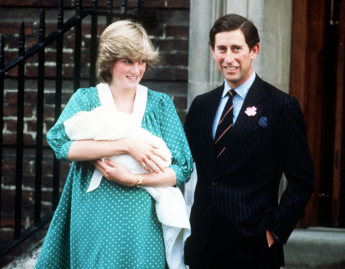 ダイアナ妃が王子を抱えている様子　ダイアナ元妃　Princess Diana