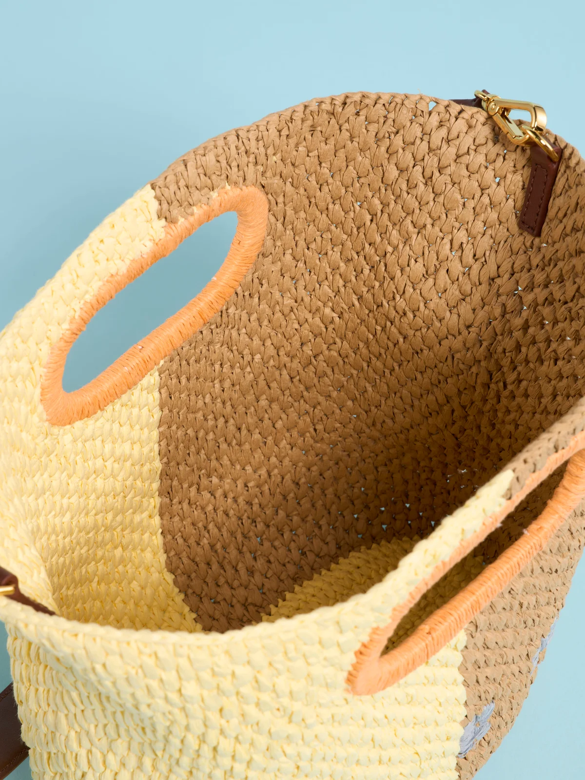 マルニの新作バッグ「シーサイド」シリーズのクラッチバッグ