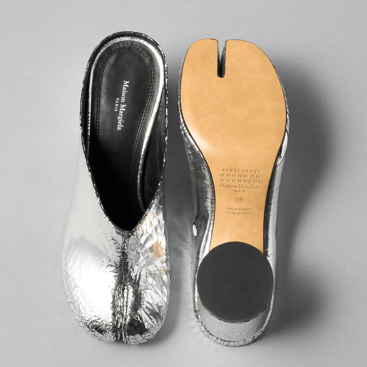 メゾン マルジェラの2026年春夏新作ミュール、「タビ」ブロークンミラー デコルティケミュール