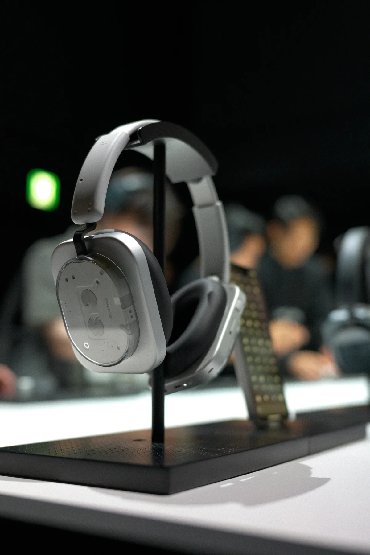Nothing Headphone (1) ホワイトの展示風景　39,800円