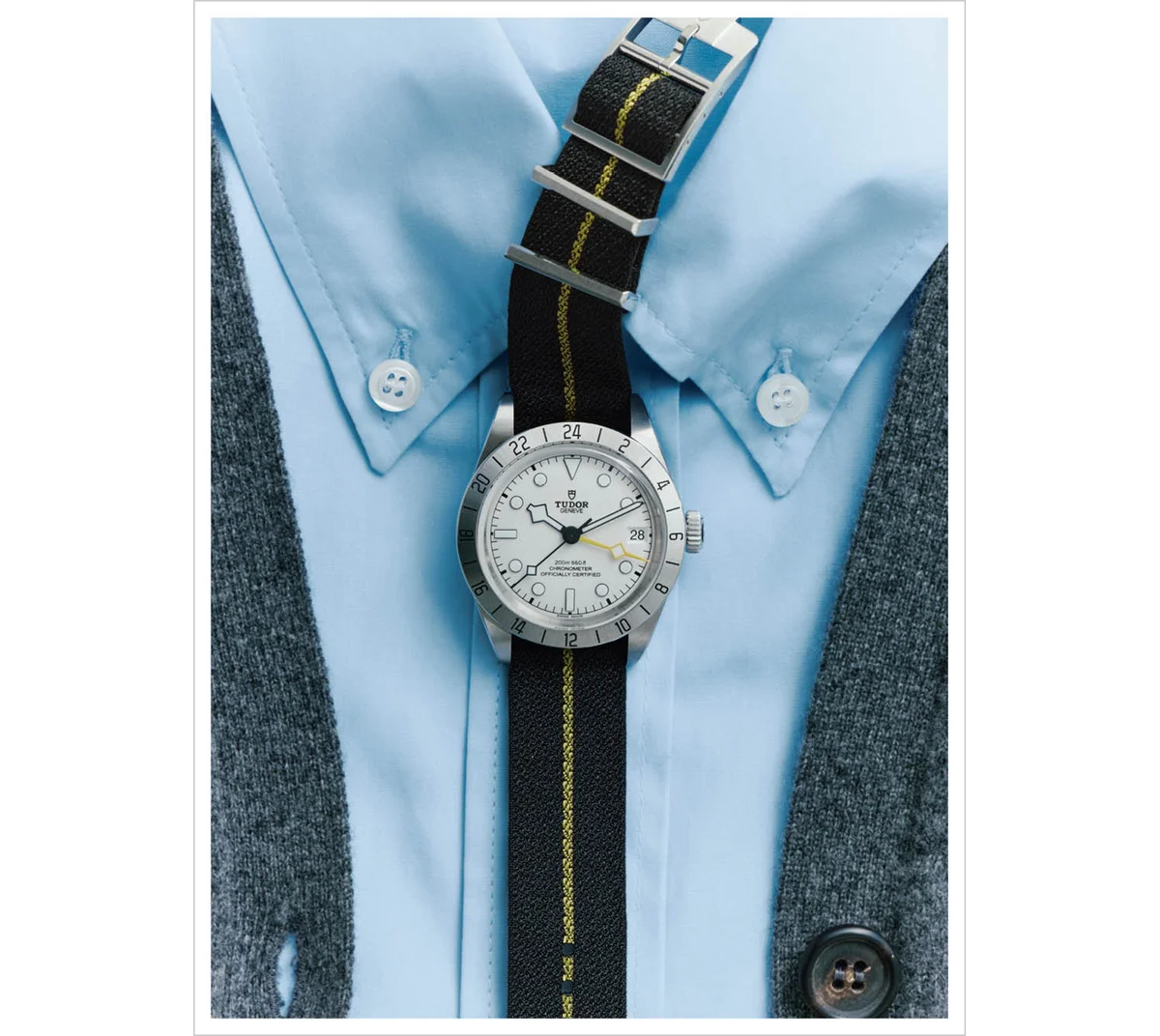 ミュウミュウのシャツとチューダーの時計「ブラックベイ プロ」