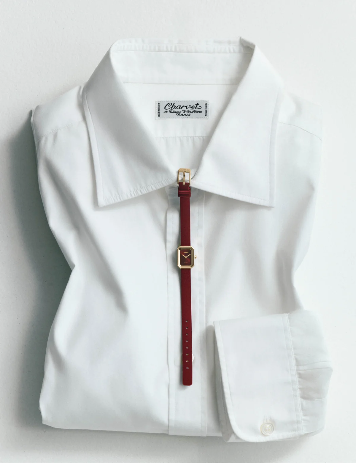 シャルべのシャツとシャネルの時計「プルミエール リボン レッド」