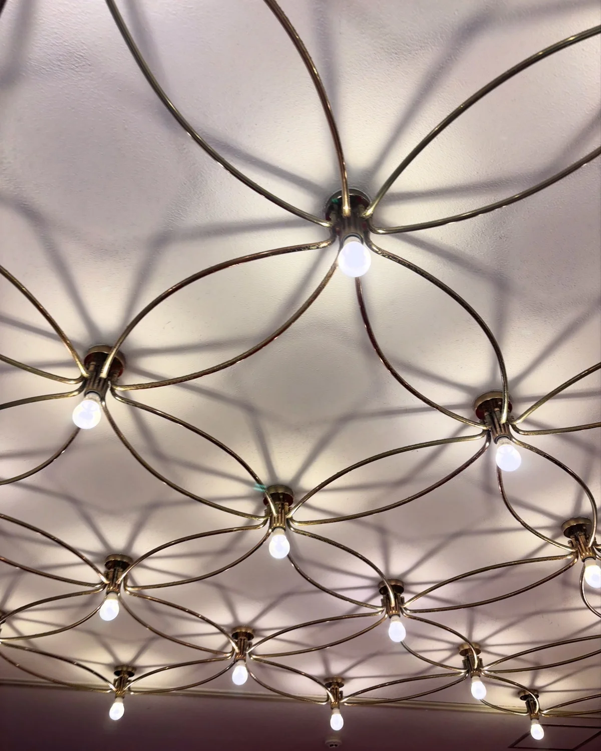 伊東温泉・ハトヤホテル内。レトロな照明やデザイン、字体など、歩いているだけで昭和の建物探訪ができる。