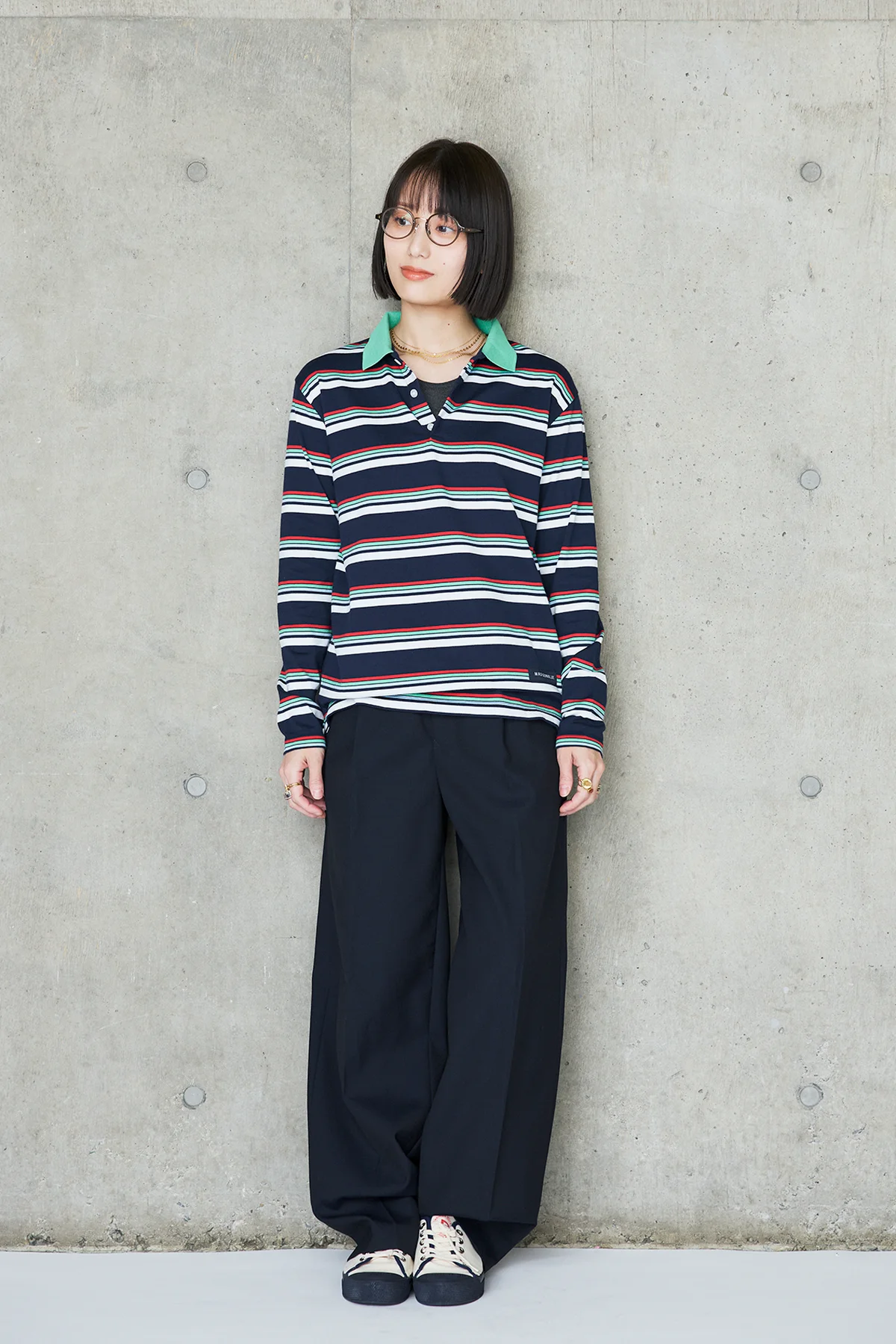 SPURSHOP別注カシミヤ混カップつき 美ニットトップス アメリカンスリーブを着用した長谷川あかりさんの全身カット