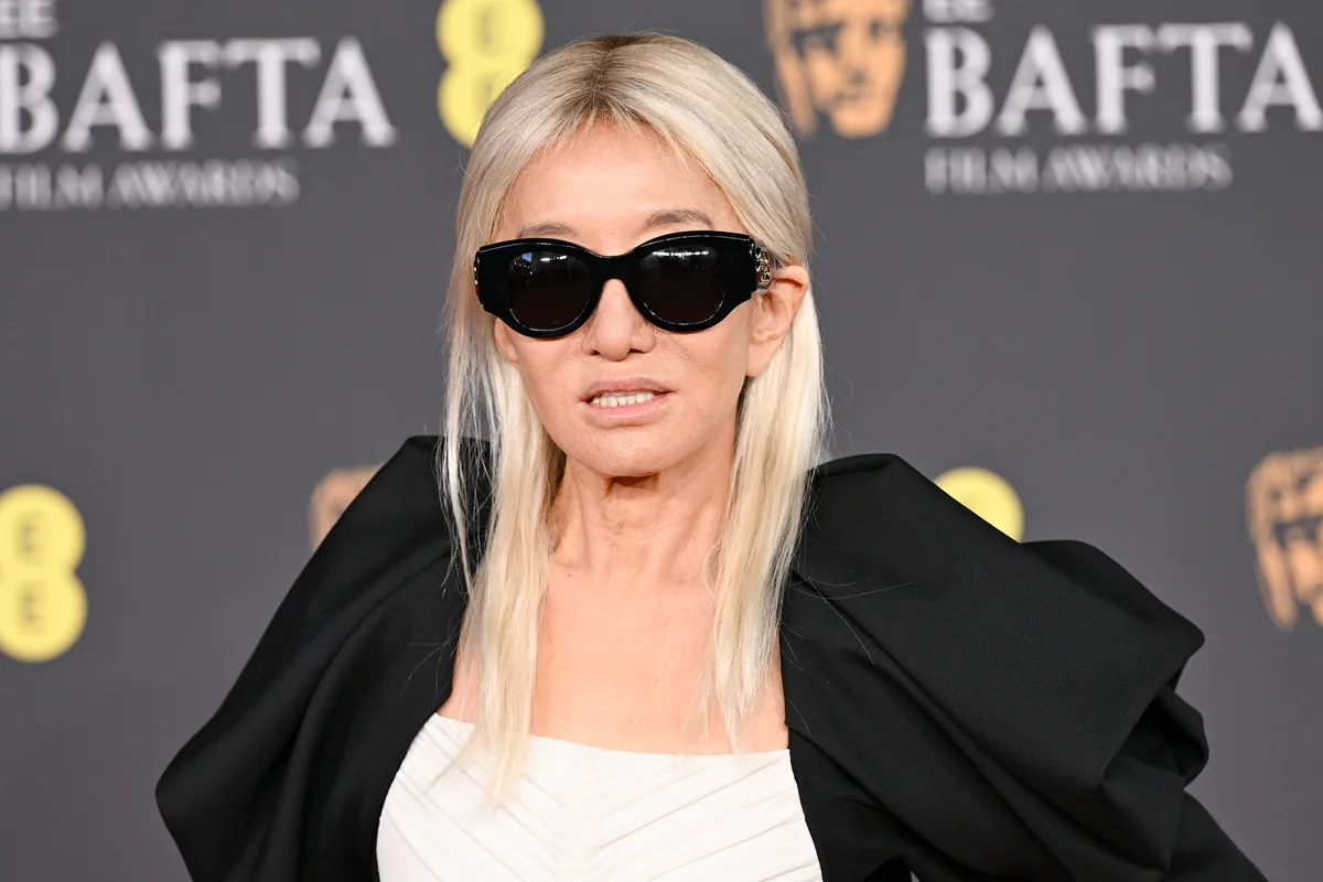プラチナブロンドヘアでBAFTAに出席したヴェラ・ウォン