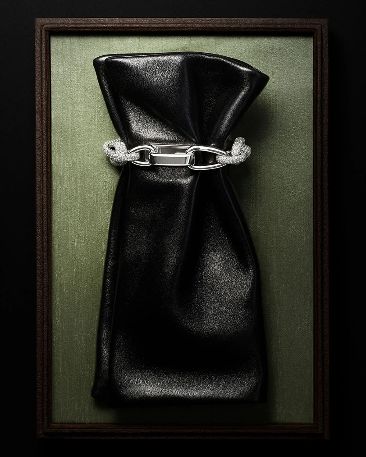 「モニリ」ブレスレット〈18KWG、ダイヤモンド、レザー〉¥41,327,000 ※参考価格 Courtesy of Gucci