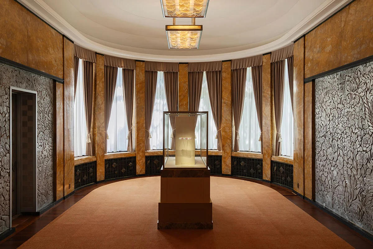 会場風景　東京都庭園美術館　本館　大食堂 ©Van Cleef & Arpels