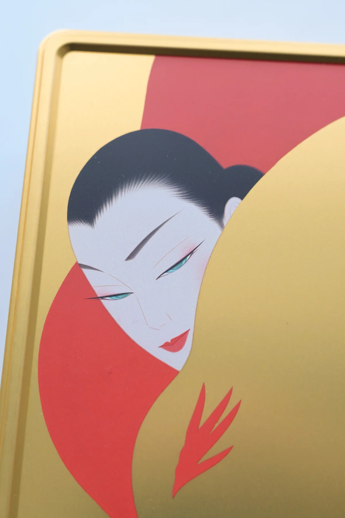 「紀ノ國屋京町家 泉屋クッキィ」のパッケージ。鶴田一郎さんの美人画がひょっこり