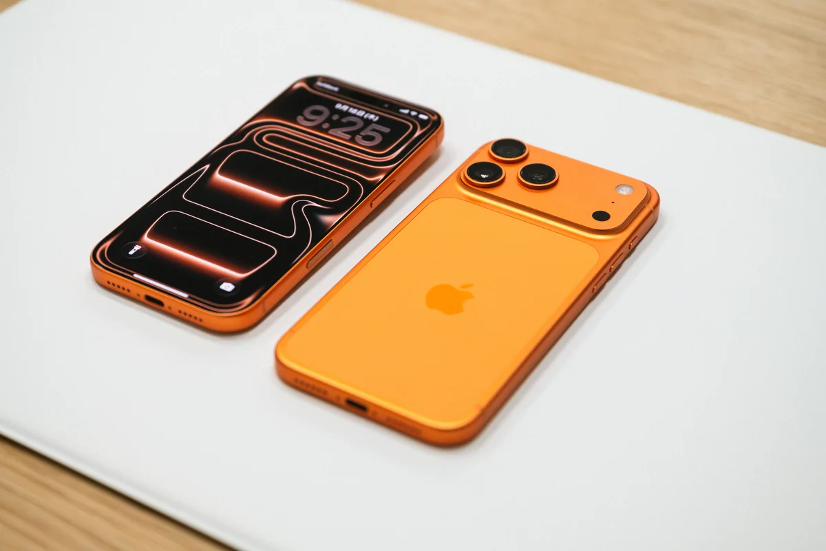 iPhone 17 Pro（左）とiPhone 17 Pro Max（右）