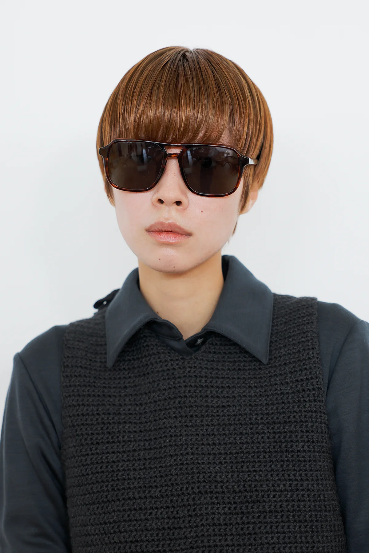 ユニクロのサングラス ダブルブリッジを着用したSPURエディターのセルフコーディネート