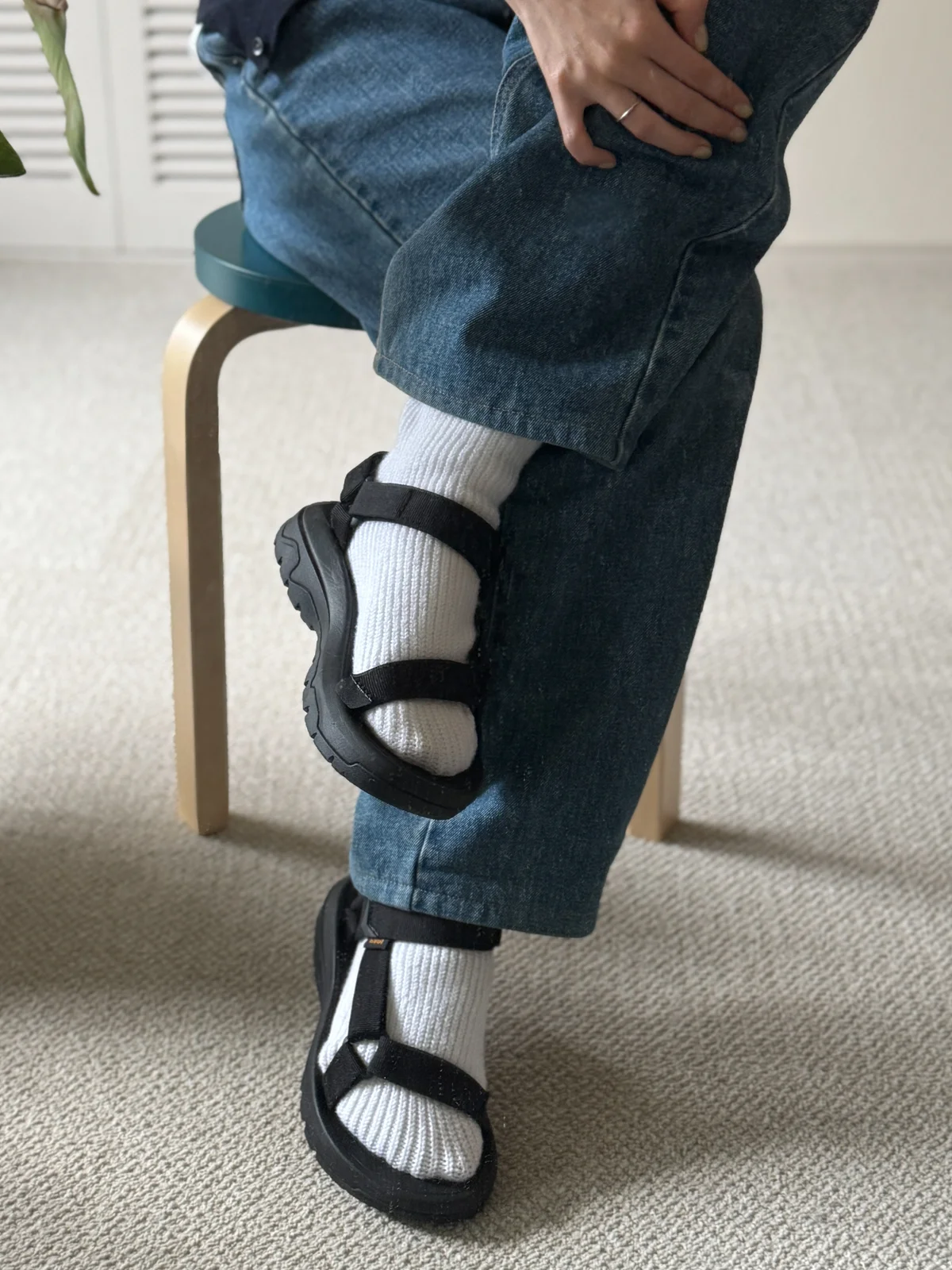 Teva（テバの）Hurricane XLT3の白靴下とデニムとのコーディネートカット