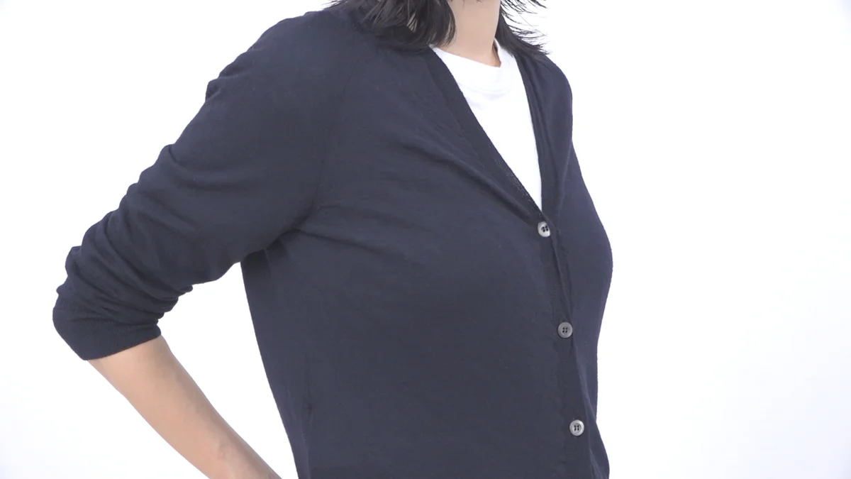 エディターMONNAのベストバイはプラダのニットカーディガン