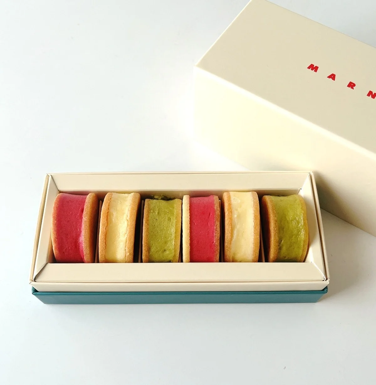 世界初、マルニ カフェのバターサンドは3種類、６つ入りボックスで提供。テイクアウト可