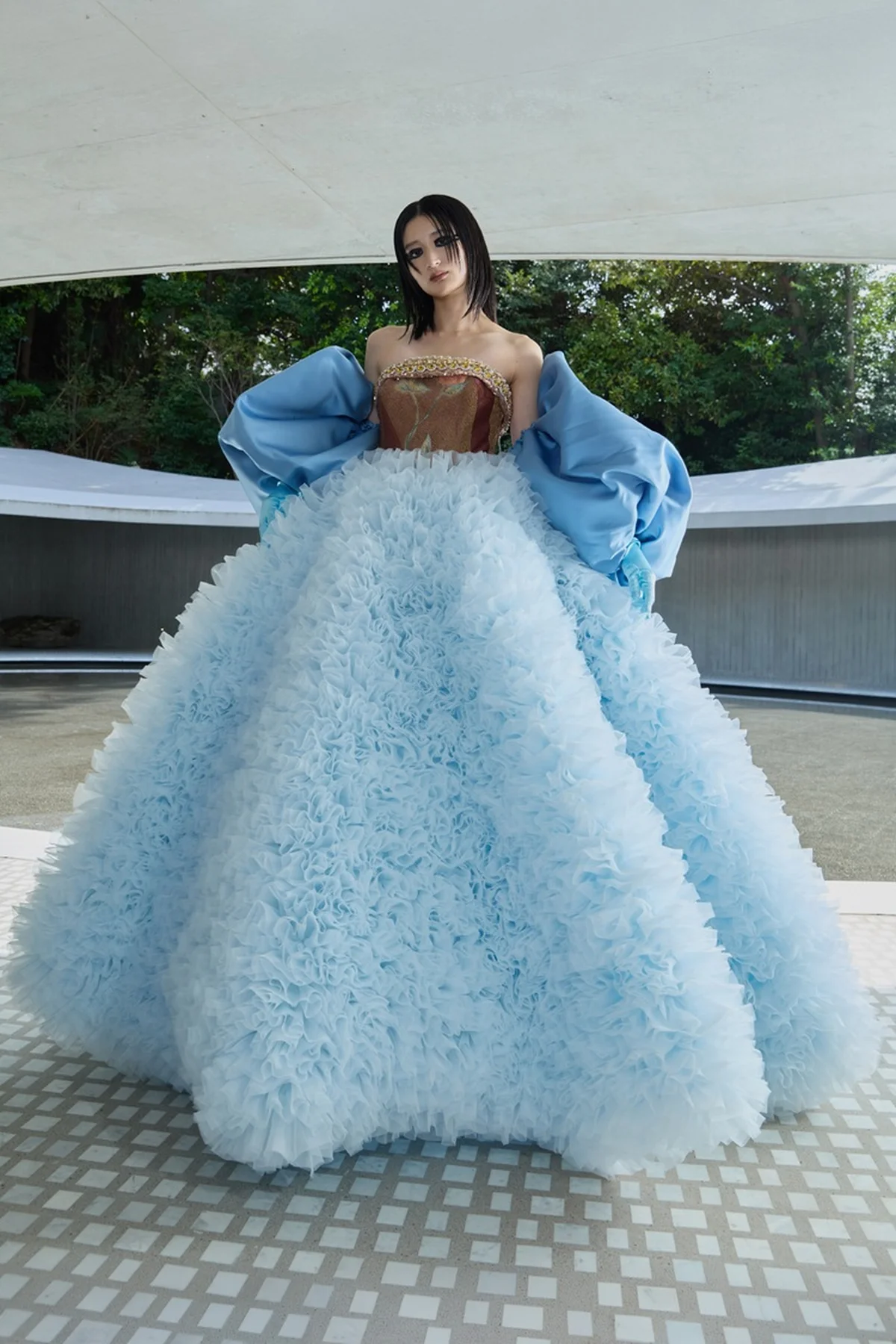 「トモ コイズミ(TOMO KOIZUMI)」初のウェディングドレス。幸せなサムシングブルー