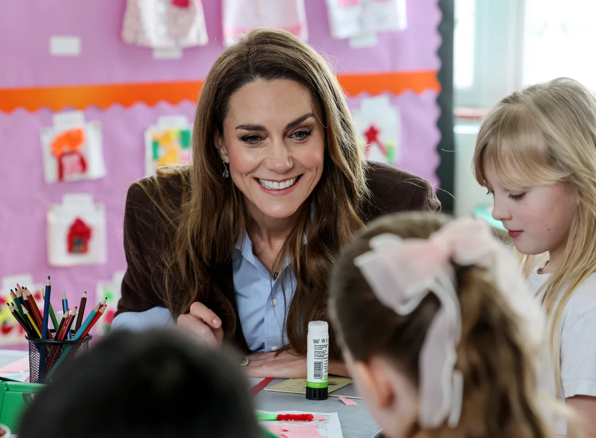 公務先の学校でアートプログラムに参加するキャサリン皇太子妃