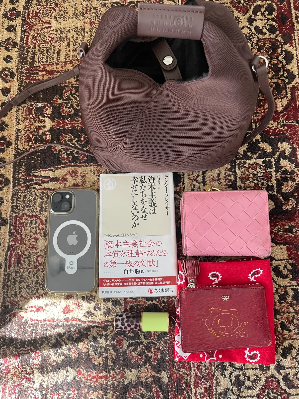 エムエム６ メゾン マルジェラのジャパニーズクロスボディのバッグの中身の写真