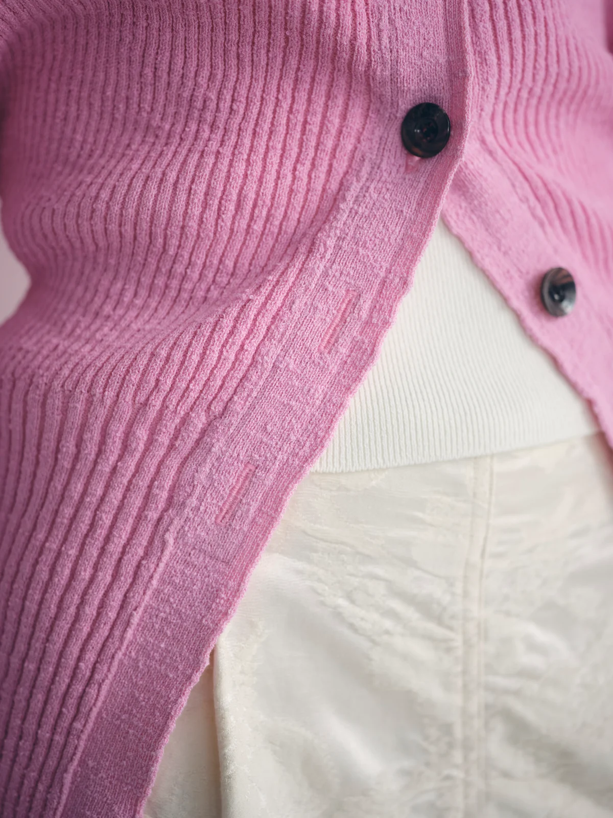 アキラナカのカーディガンを着用したディテール