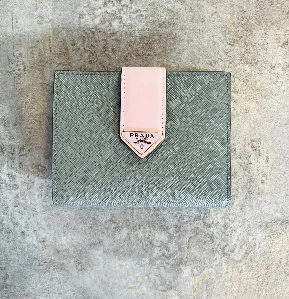 プラダ　PRADA　二つ折り財布　ピンク