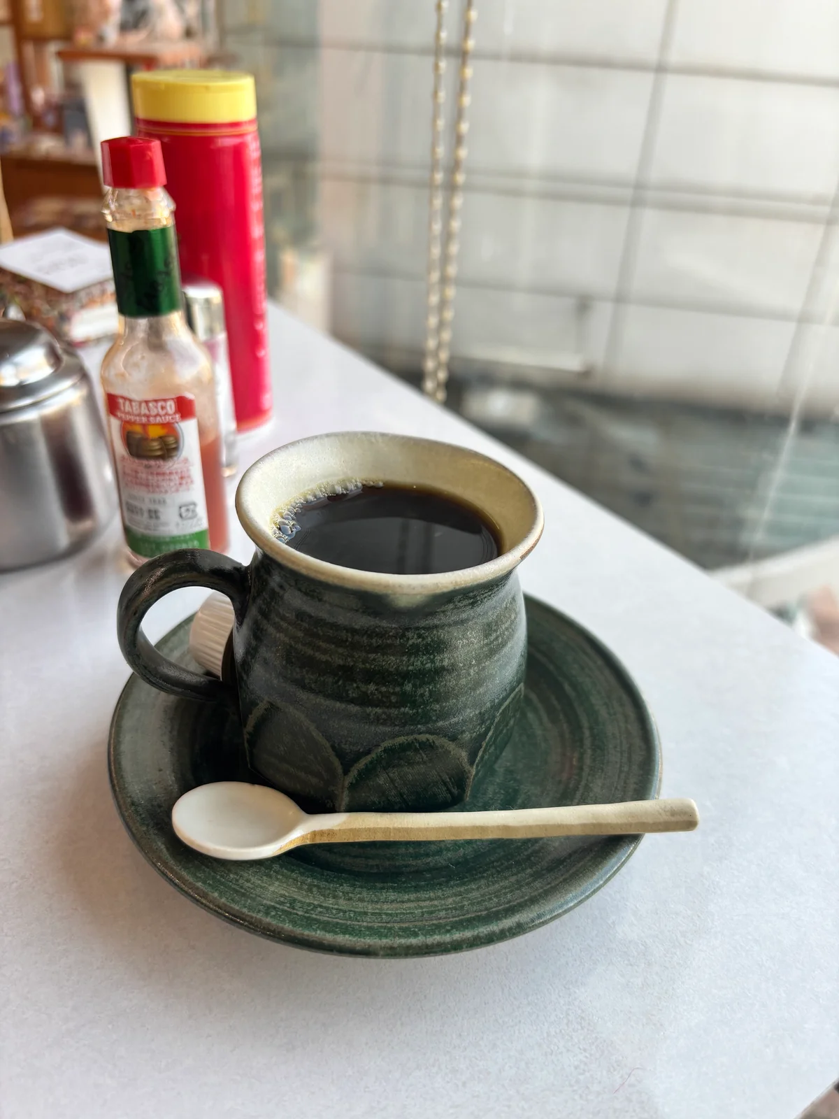 カネイリ番町店で出される八戸焼のコーヒー