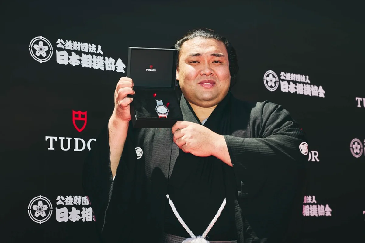 3度の幕内最高優勝を誇る大関・霧島関が、スペシャルゲストとしてチューダーのイベントに登場
