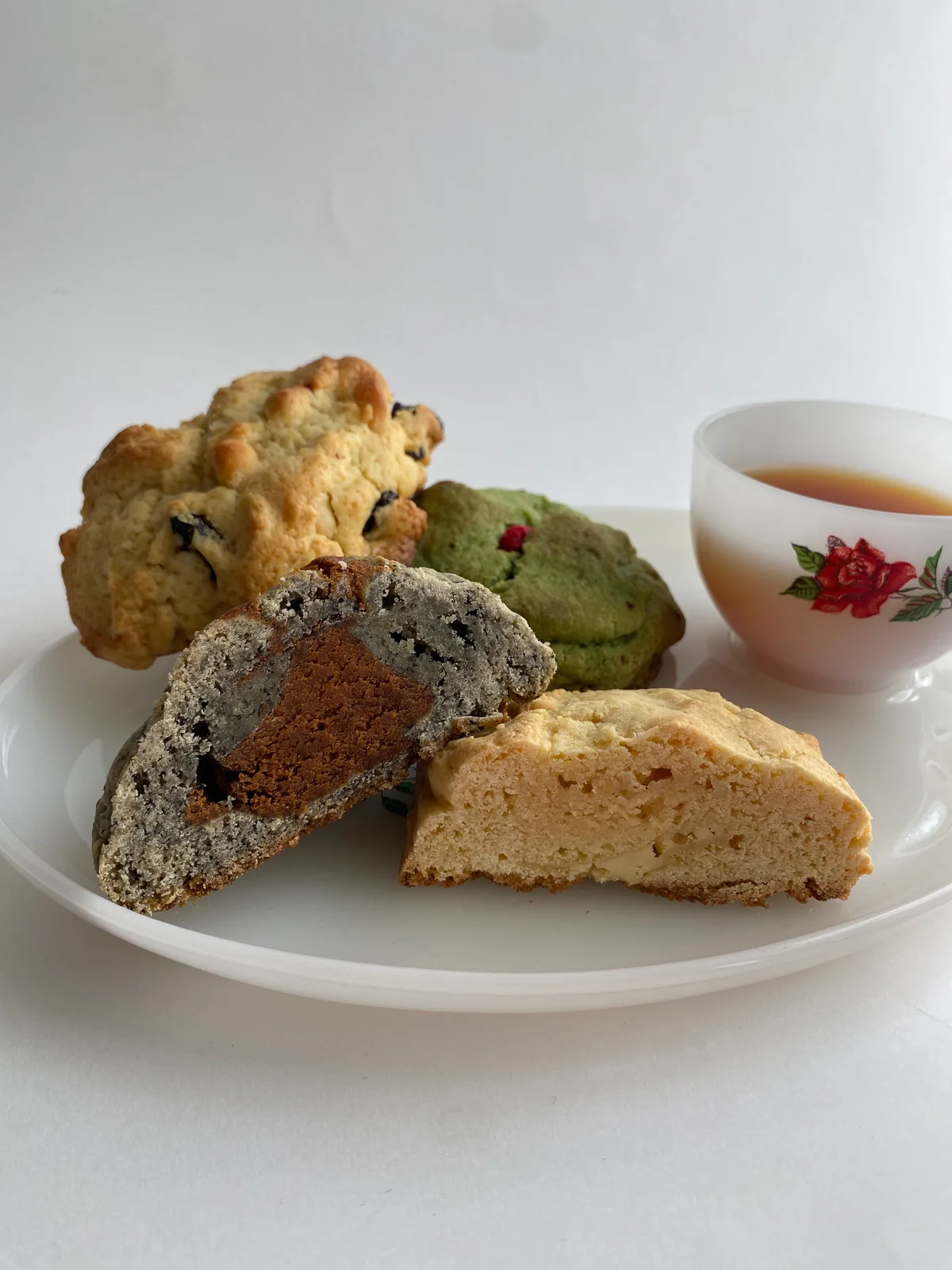 WA BAKEの「黒胡麻きなこ」と「柚子クリームチーズ」の断面がしっかり見えるカット