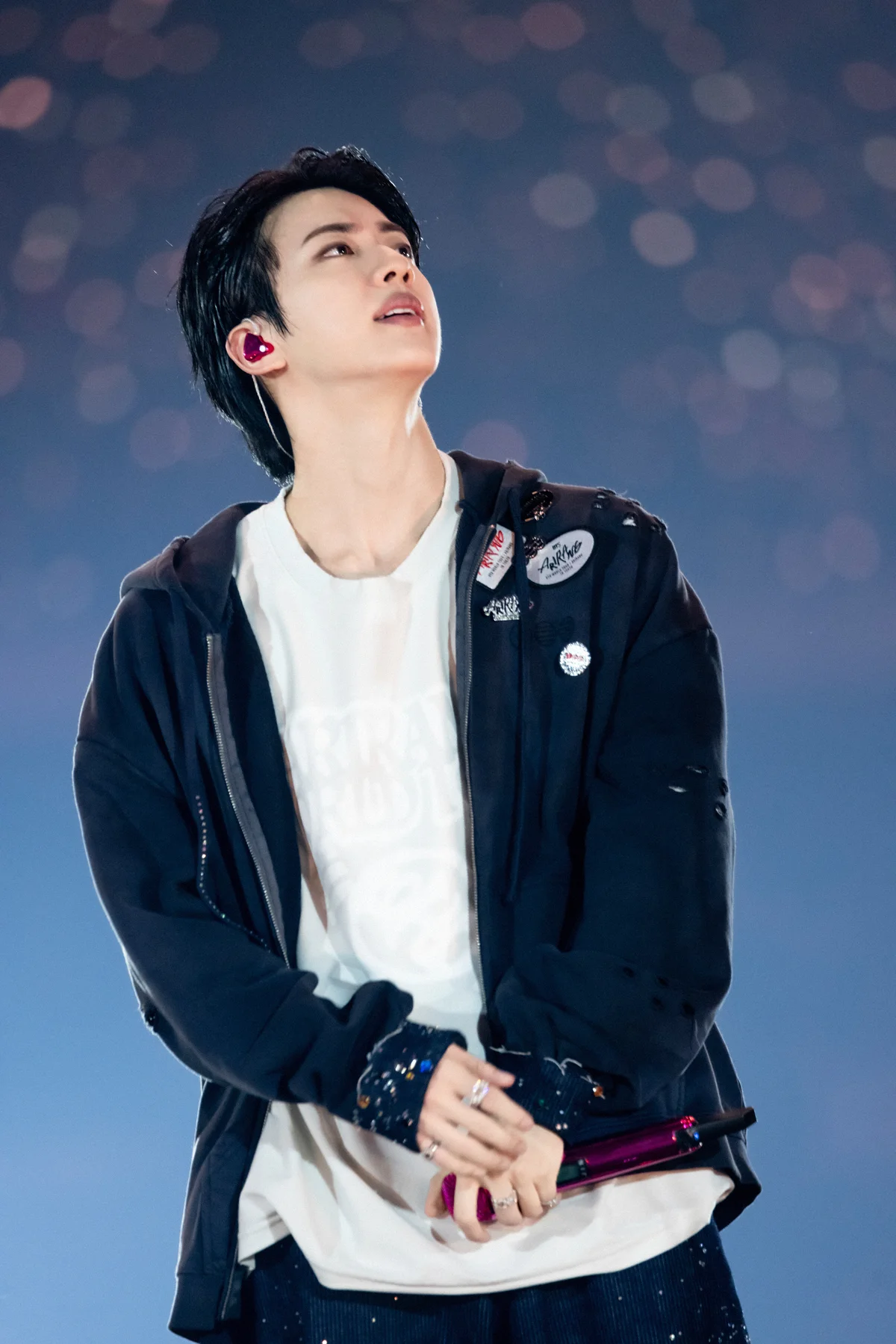 ARMYを見上げながら、感情が高ぶっている様子のJin