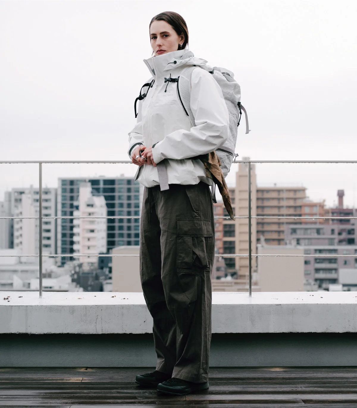 アークテリクスのジャケット＆パンツを着用したジョージア・スミス