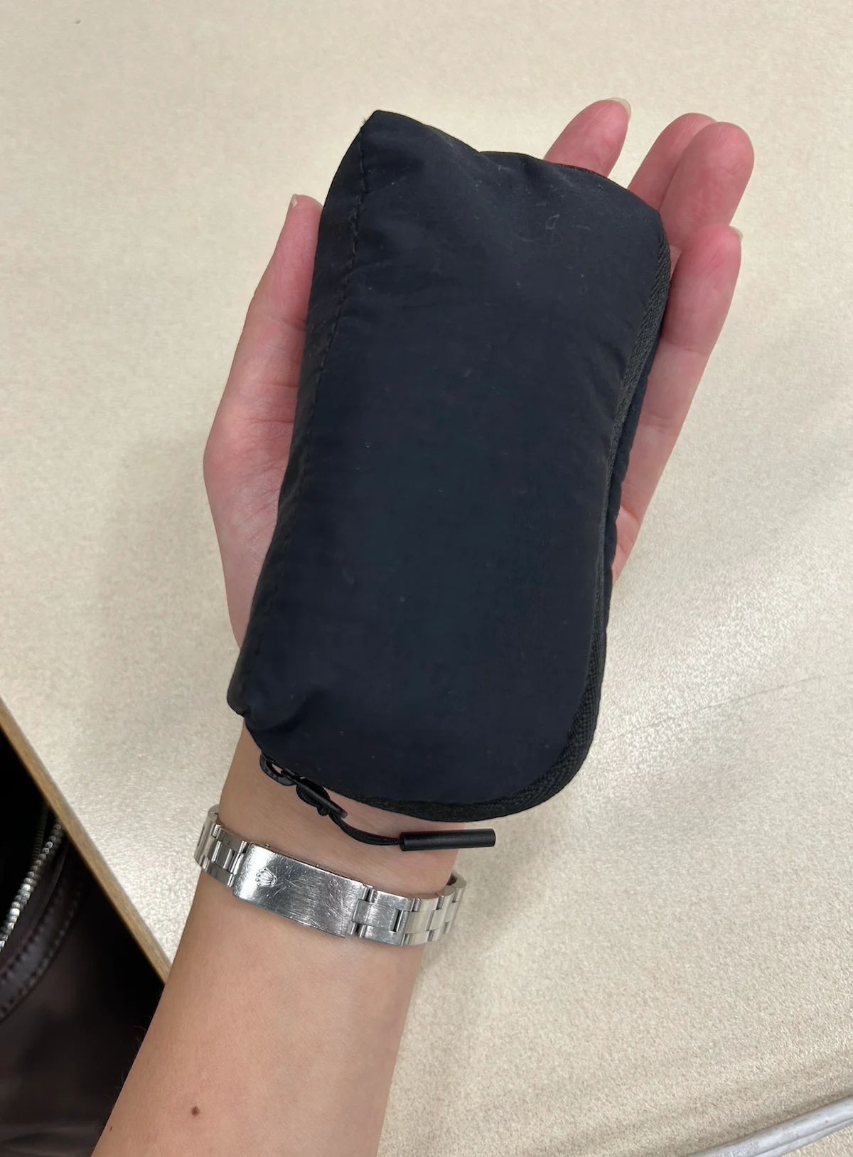 無印良品のコンパクトポーチを手に持ったところ