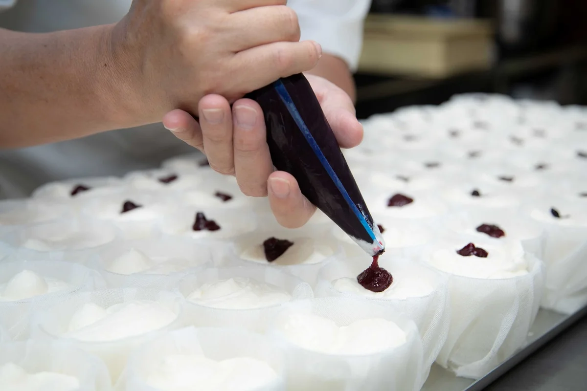 フロマージュブランと生クリームで作ったレアチーズに、カシスジャムを詰め込んで。