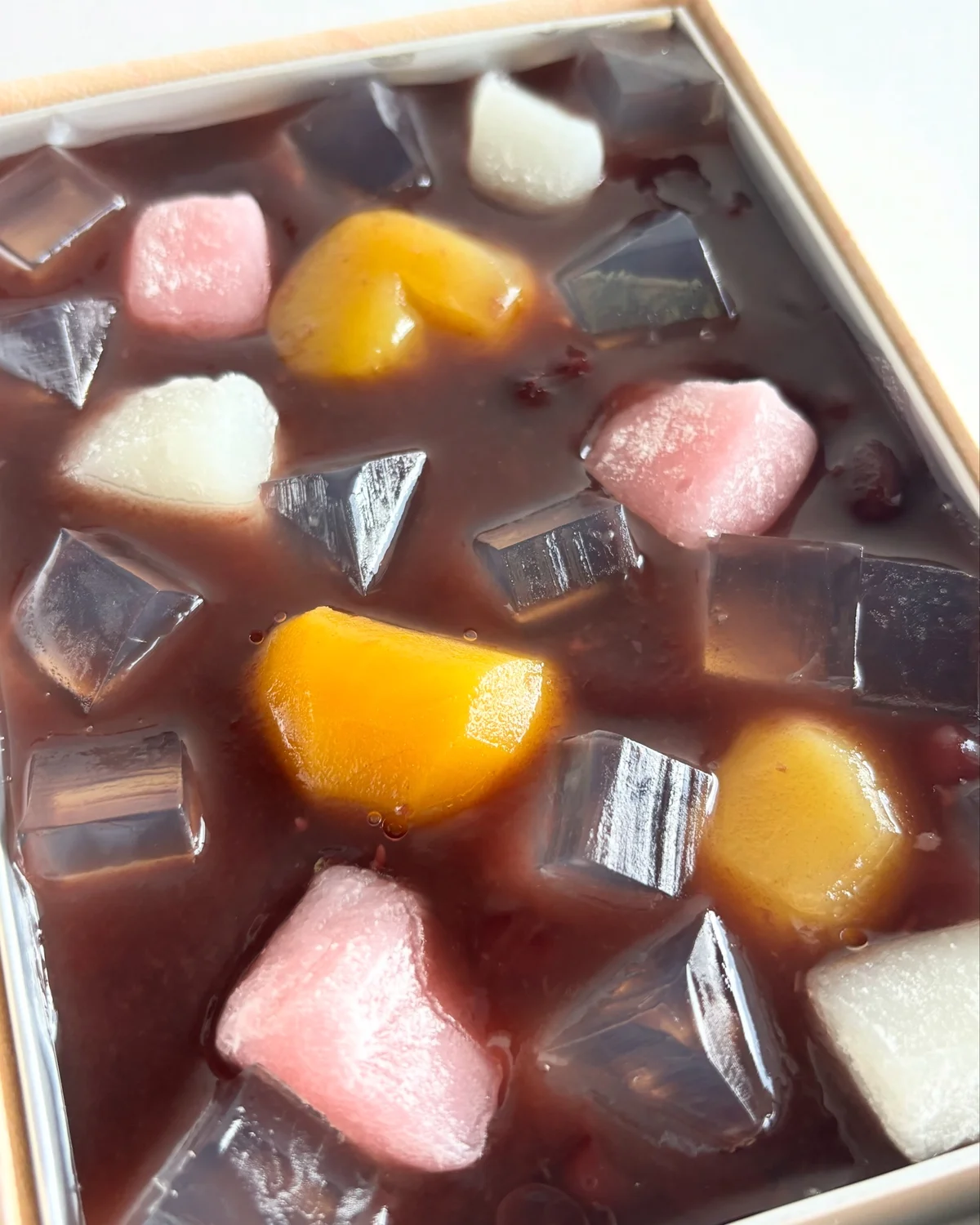 粒あんの羊羹をベースに、大粒の栗やもちもち求肥、寒天などあんみつの具材がおいしいアクセントに。