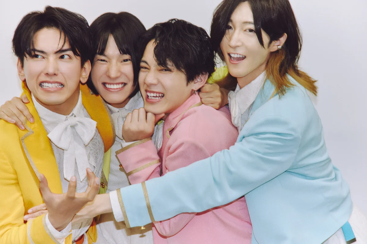 モナキ、　４人でハグ