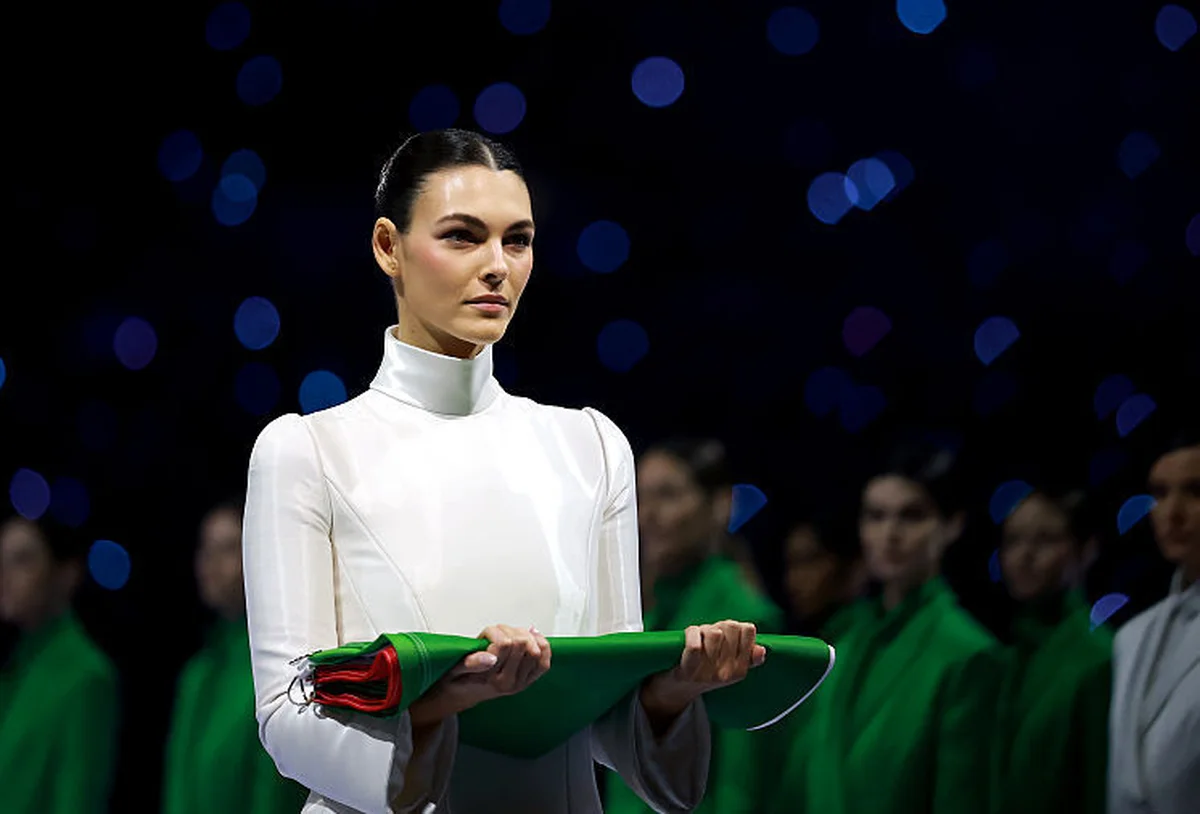 レオナルド・ディカプリオと交際中のヴィットリア・チェレッティが純白のアルマーニドレスでイタリア国旗を受渡