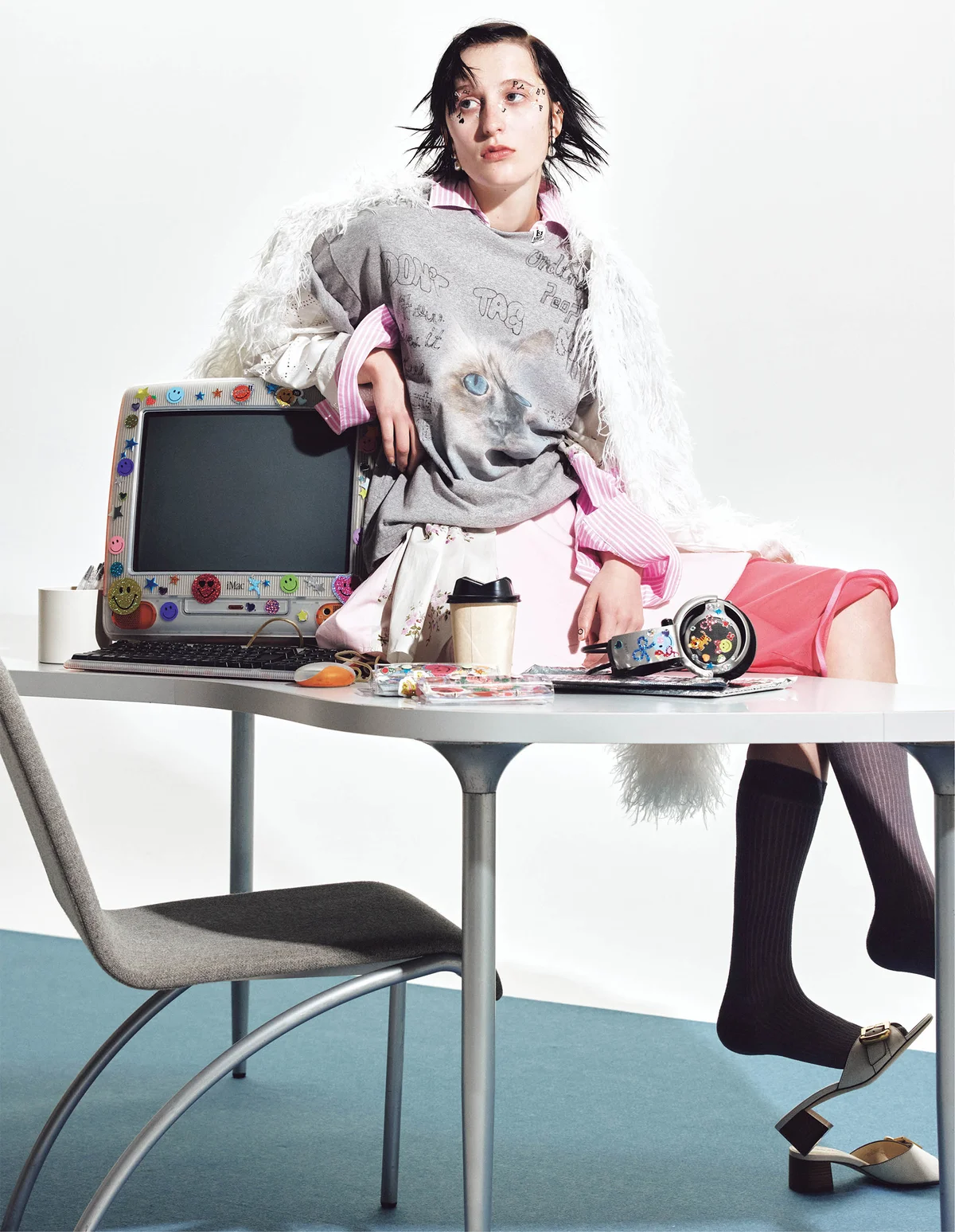 肩にかけたシャツ￥202,400／THE WALL SHOWROOM（ハルノブムラタ）　Ｔシャツ￥27,500／メゾン ミハラヤスヒロ　ロングシャツ￥107,800／アオイ（MSGM）