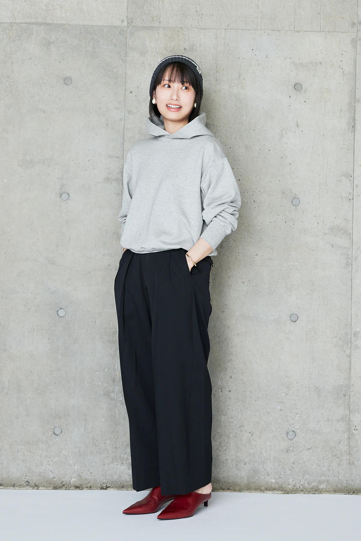 小顔に見えるパーカ Greyを着用した長谷川あかりさんのセルフスタイリング全身