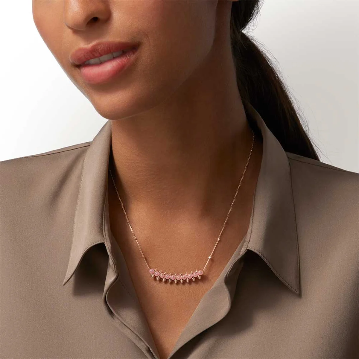 カルティエのピンクカルセドニーを使用したクラッシュ ドゥ カルティエペンダントを着用したモデル