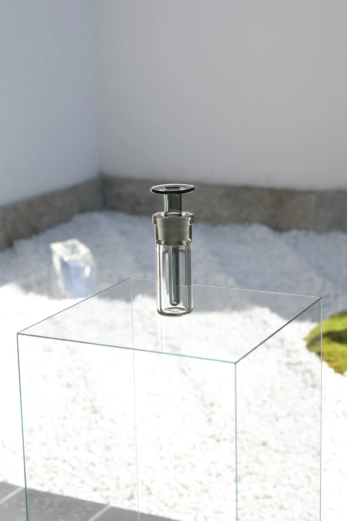 T.TとArpaがコラボレーションした香水「SENKO NO KU(閃光の空)」のボトル