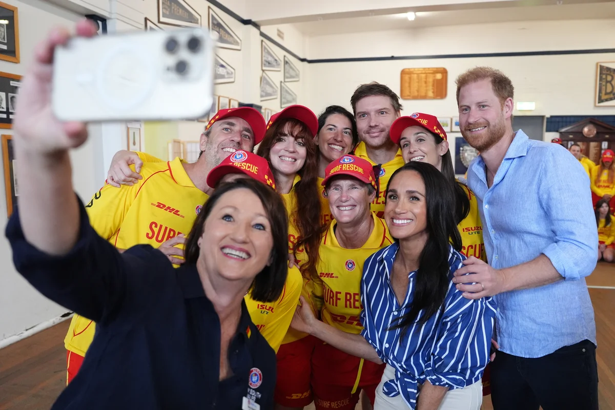 ボンダイ・ビーチを訪れ、ボランティアのスタッフと写真を撮るヘンリー王子とメーガン妃