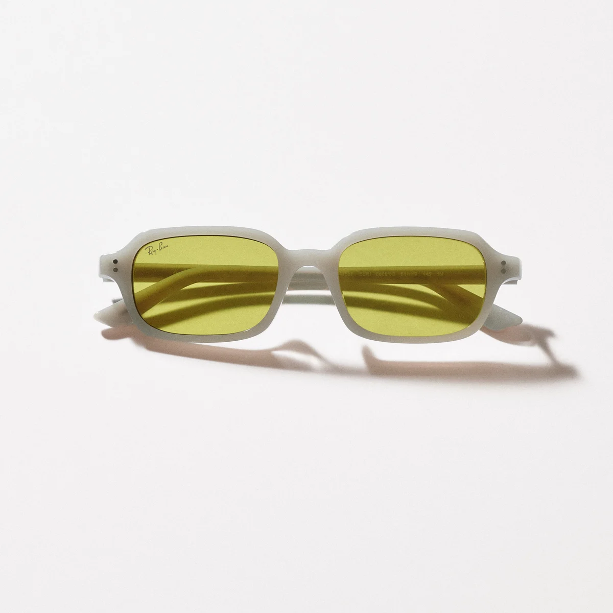 サングラス「ZURI BIO-BASED」¥29,040/ルックスオティカジャパン カスタマーサービス(レイバン)