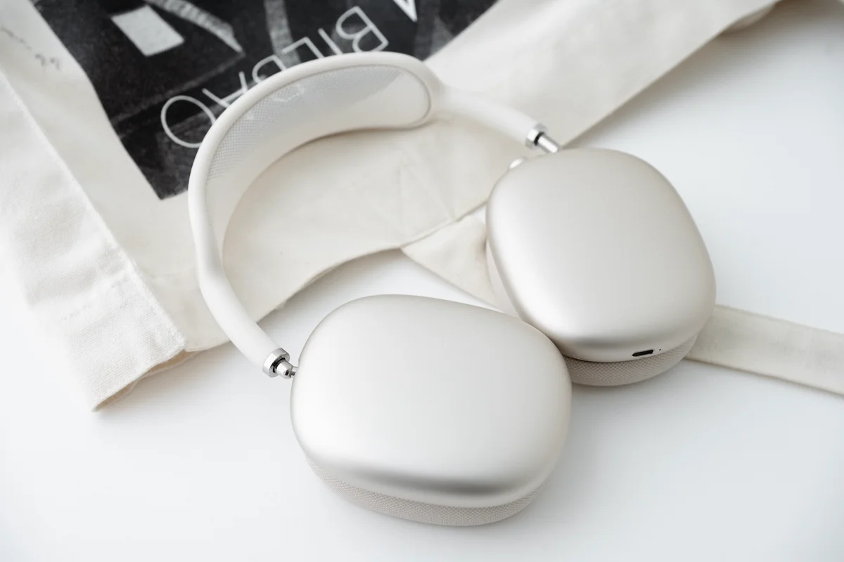 AirPods Max（スターライト）