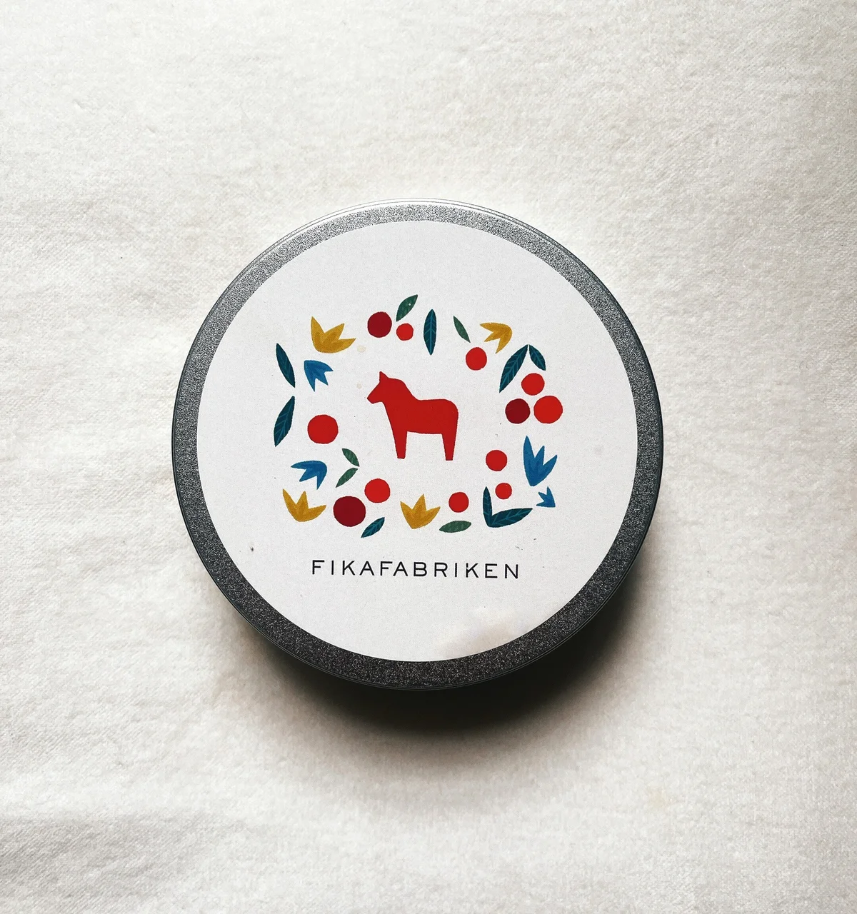 FIKAFABRIKEN（フィーカファブリーケン）のクッキー缶のパッケージ。ダーラナホースがキュート