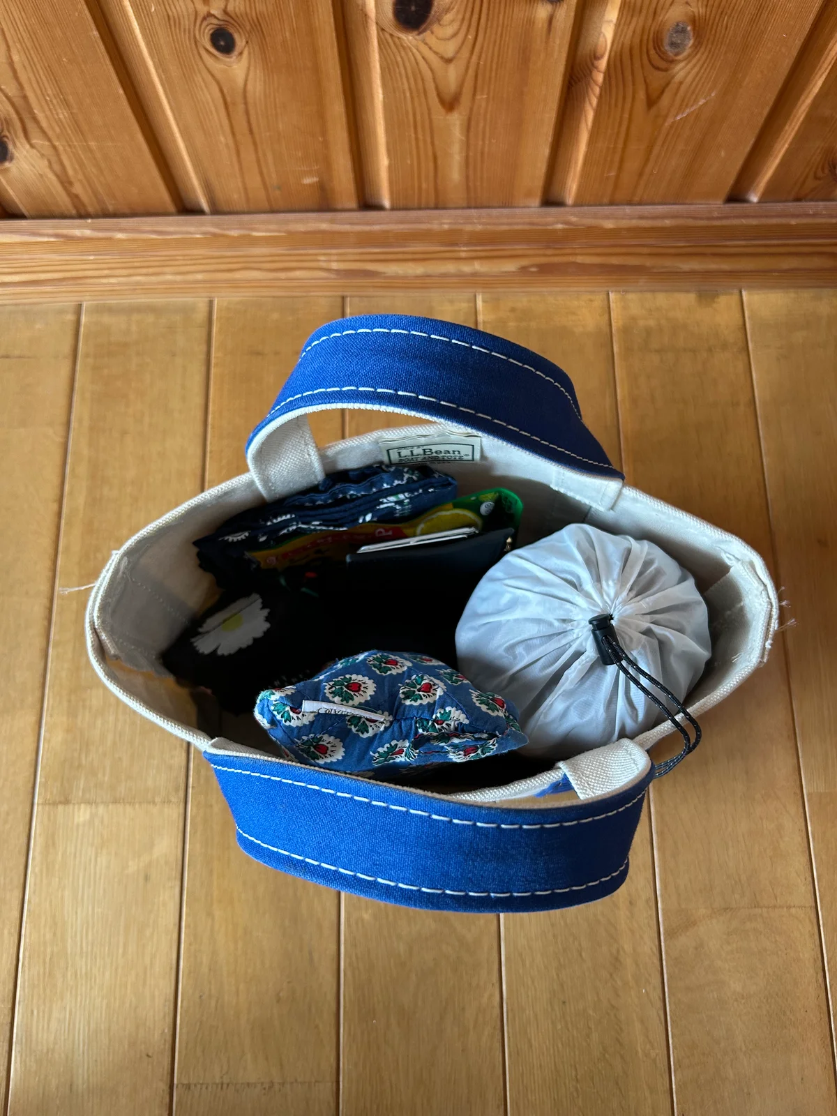 エルエルビーンのボート・アンド・トート、ミニに荷物を入れて上から見たところ