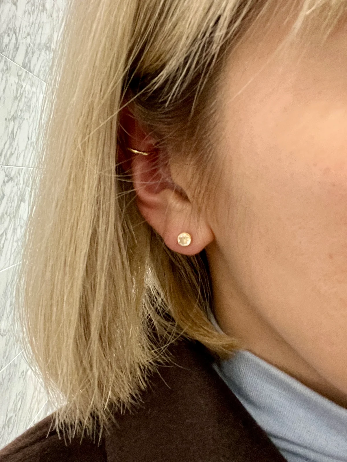 マリーエレーヌ ドゥ タイヤック　レインボームーンストーン　ピアス　着用したところ