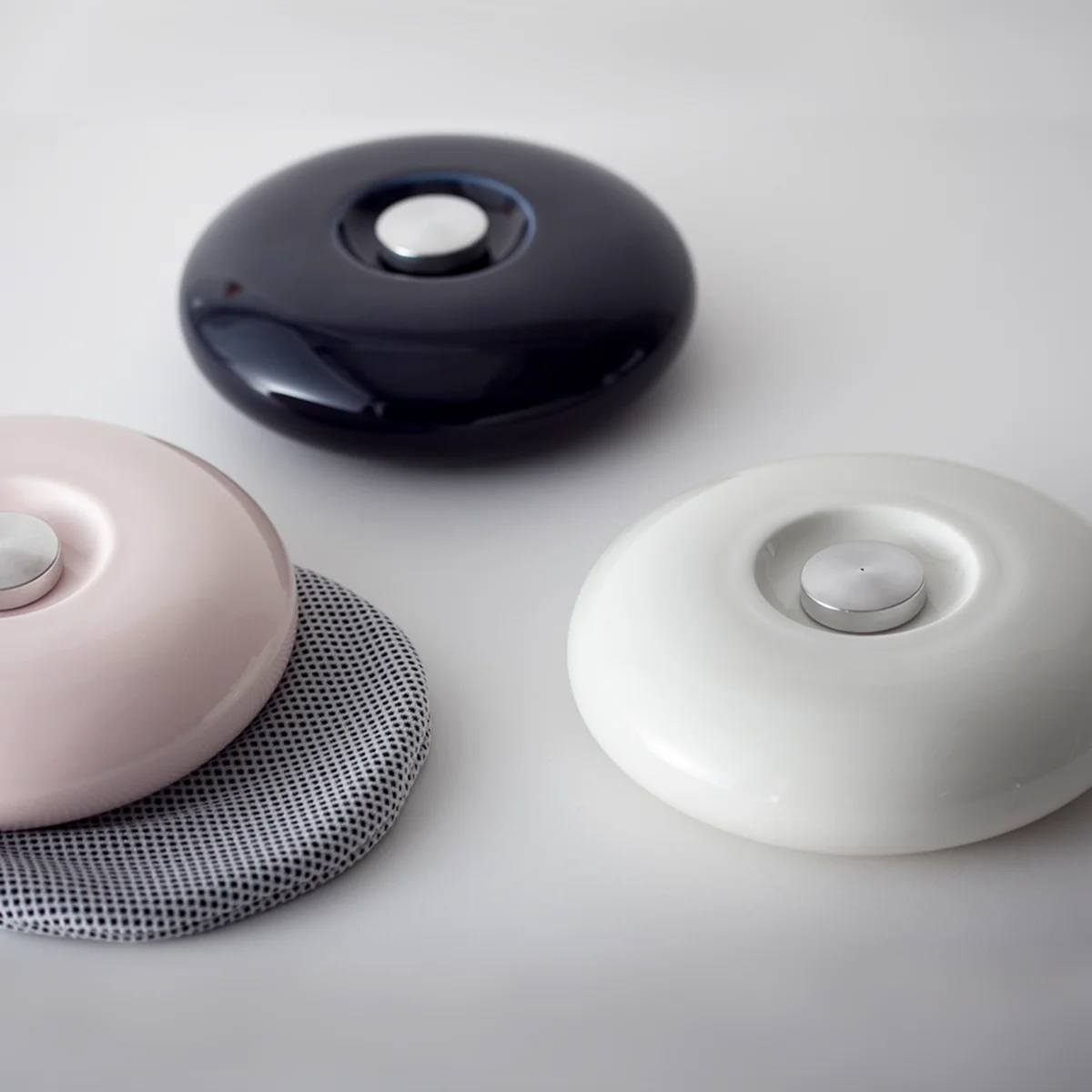 yutanpO 各￥16,500／セラミック・ジャパン　静電気を起こしにくく、なめらかな肌触りのカバーも付属。