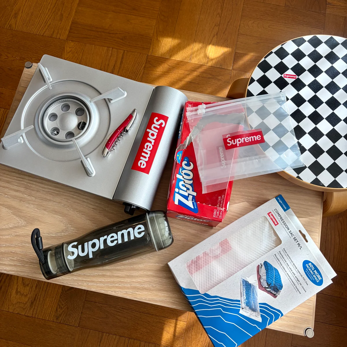 Supremeのコラボアイテムの画像