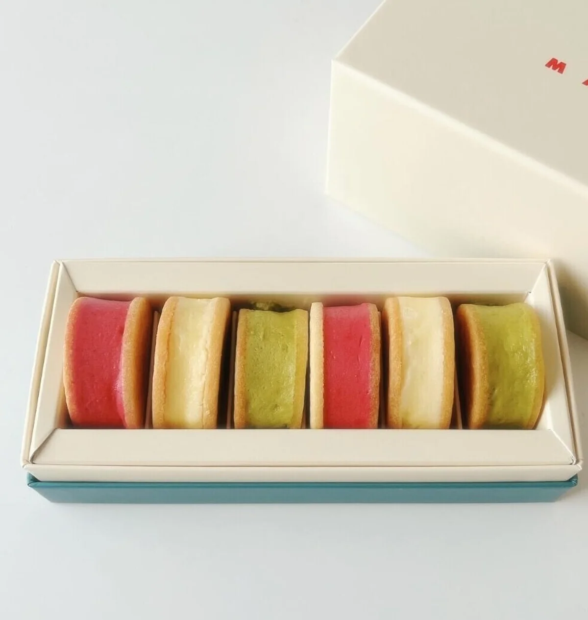 世界初、マルニ カフェのバターサンドは3種類、６つ入りボックスで提供。テイクアウト可