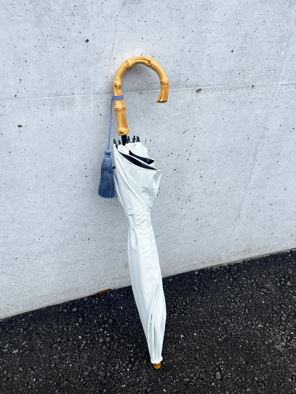 Wpc. UVO　ウーボ　【2段/折りたたみ】最強の日傘 ￥6,600　無地タッセル　長傘として愛用する時の写真