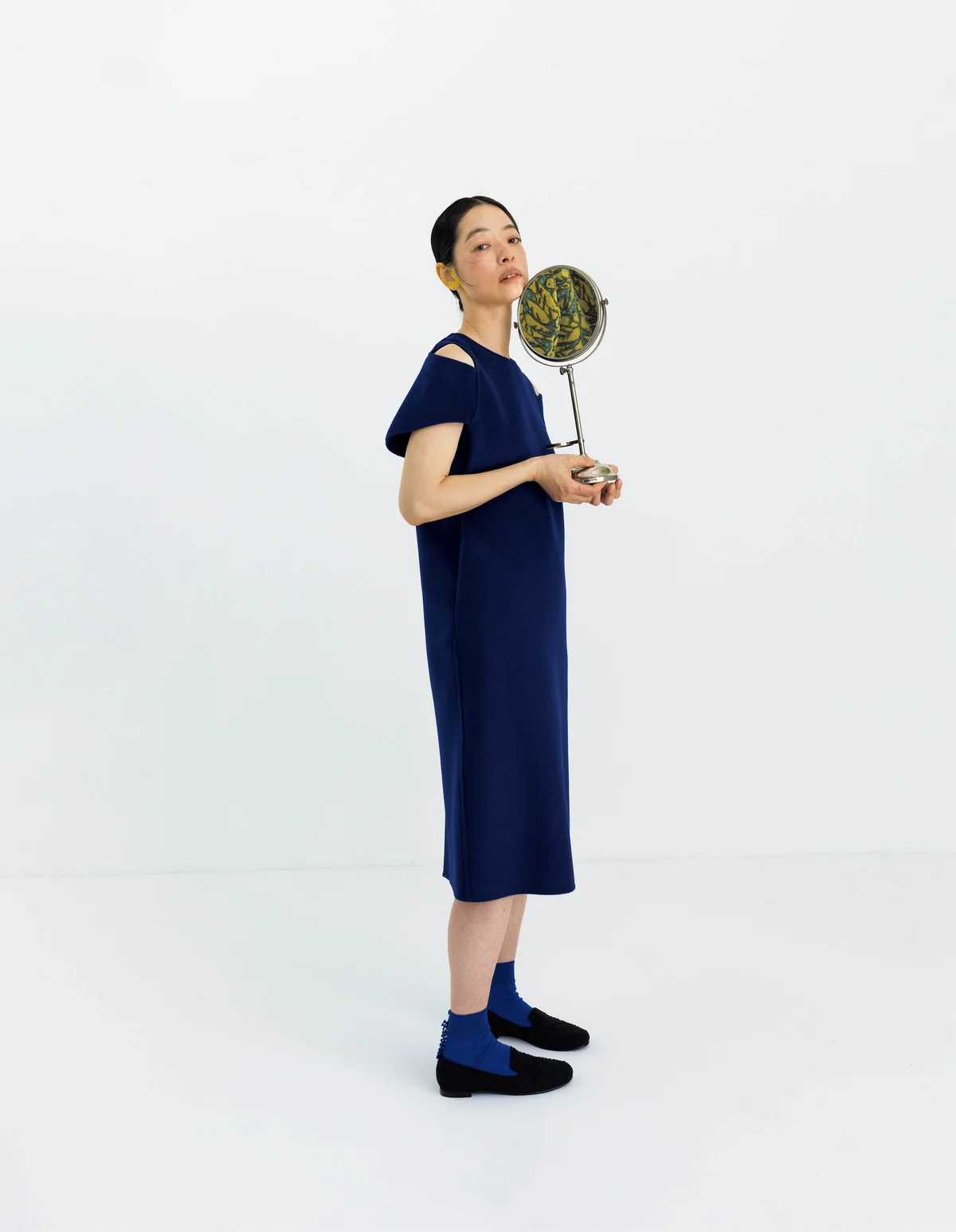ドレス「aube」￥308,000・ソックス「forest parade」（2色セット）￥6,380・靴「tambou rine」￥29,700／ミナ ペルホネン