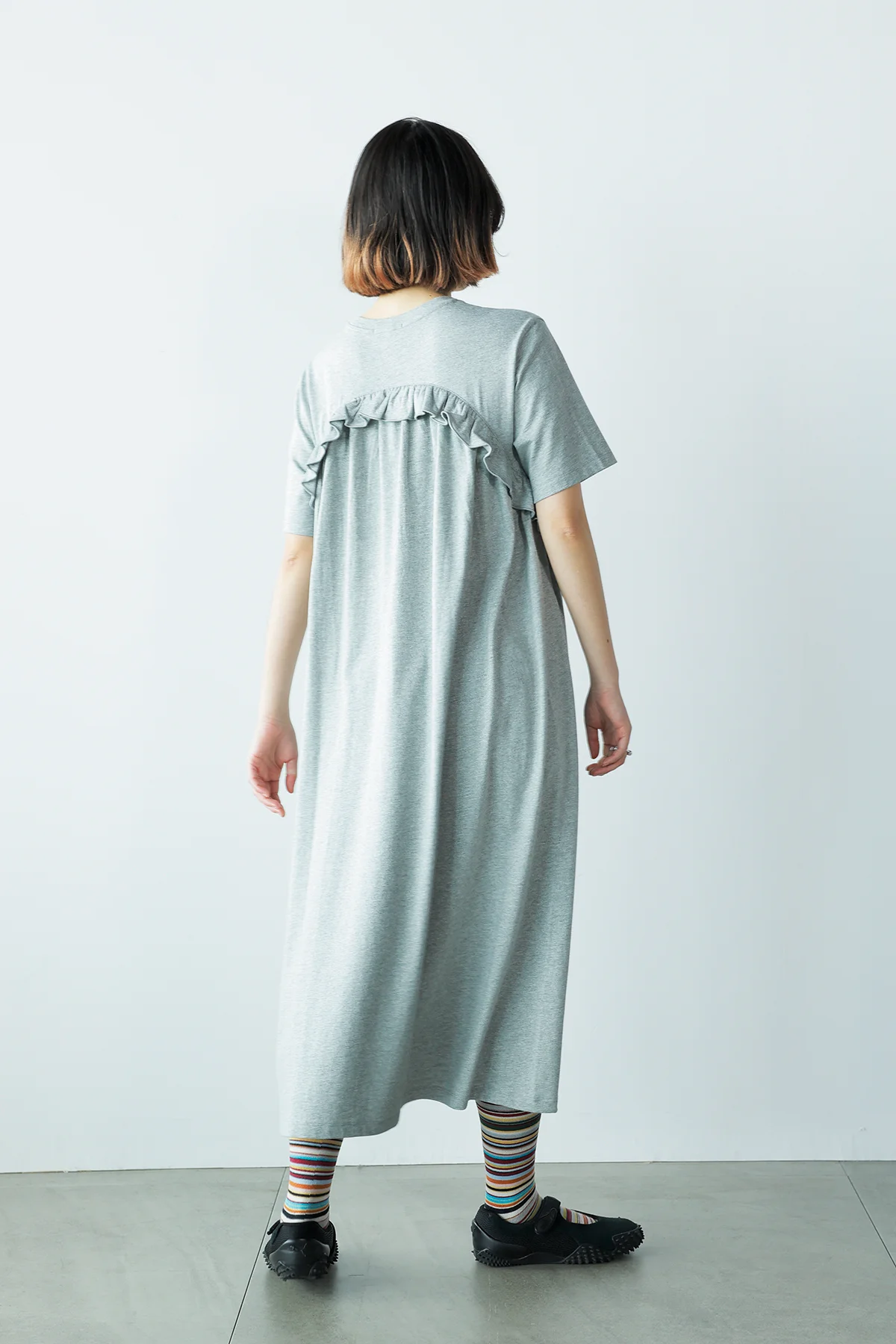 ユニクロ アンド セシリー バンセンのフリルT ワンピースを着用した後ろ姿