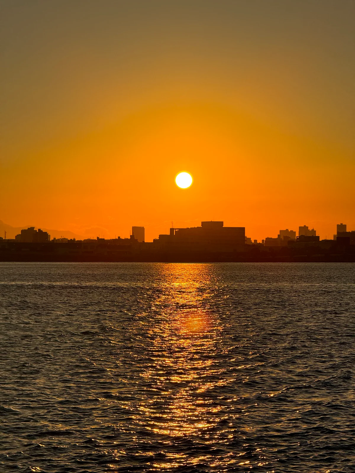 iPhone 15 Pro Maxの5倍望遠ズームで撮影した夕日の写真