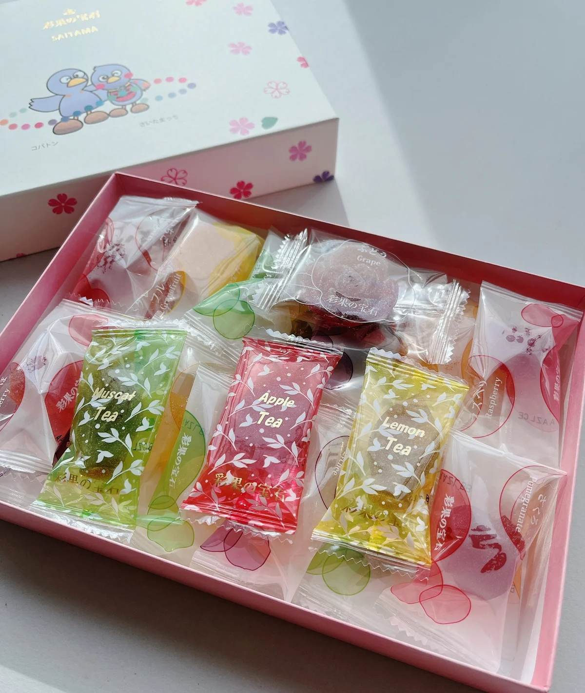 彩果の宝石のギフト箱。フルーツゼリーの他に、花ゼリーや紅茶ゼリーが入ったバリエーション豊富な内容に。